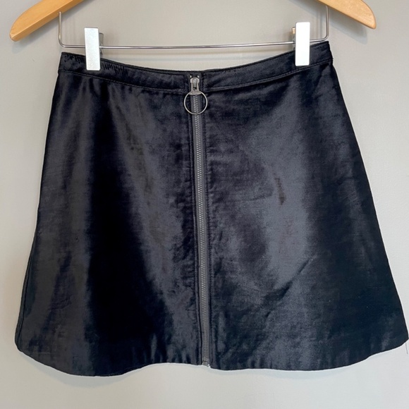Free People A-line Black Velvet Zip Front Mini Skirt size 2 - Picture 4 of 10